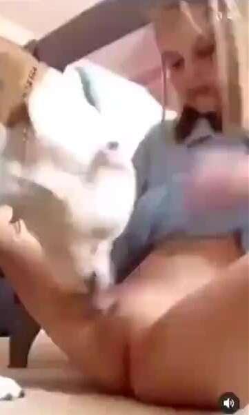 外国小萝莉在家跟大狗啪啪，真会玩