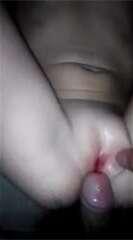 爸爸破处女儿，鸡巴刚刚放上去就射了，不敢射里面